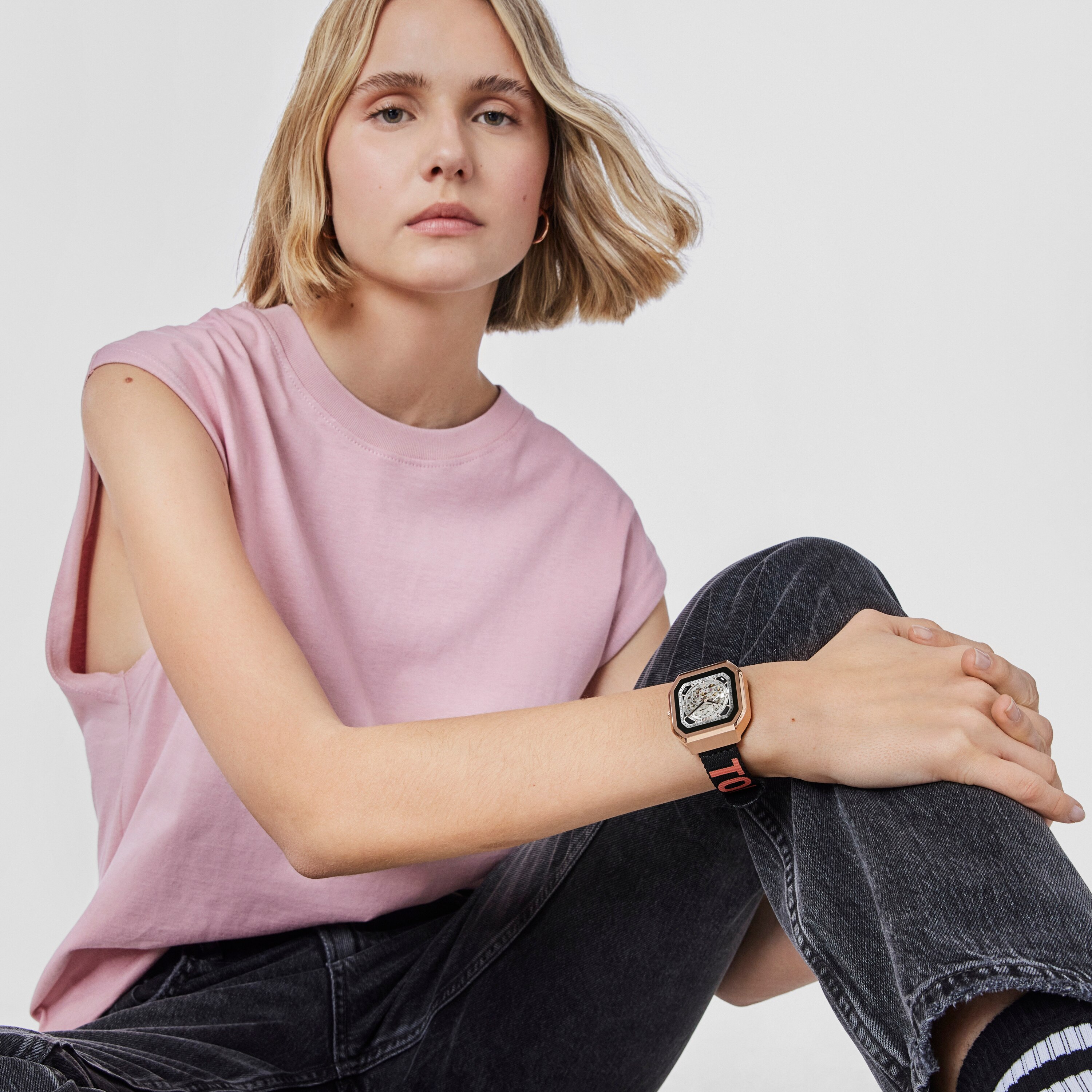 Smartwatch with nylon strap and pink silicone strap B-Connect