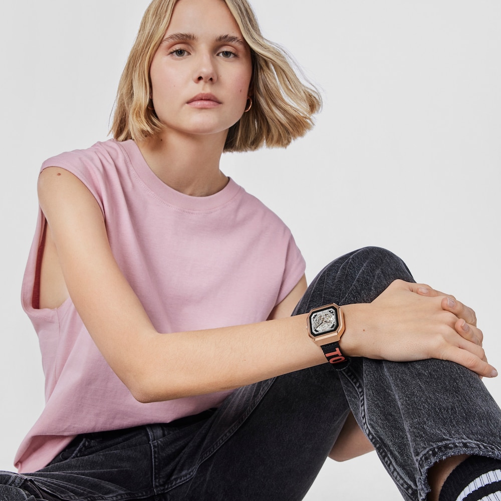 Smartwatch with nylon strap and pink silicone strap B-Connect