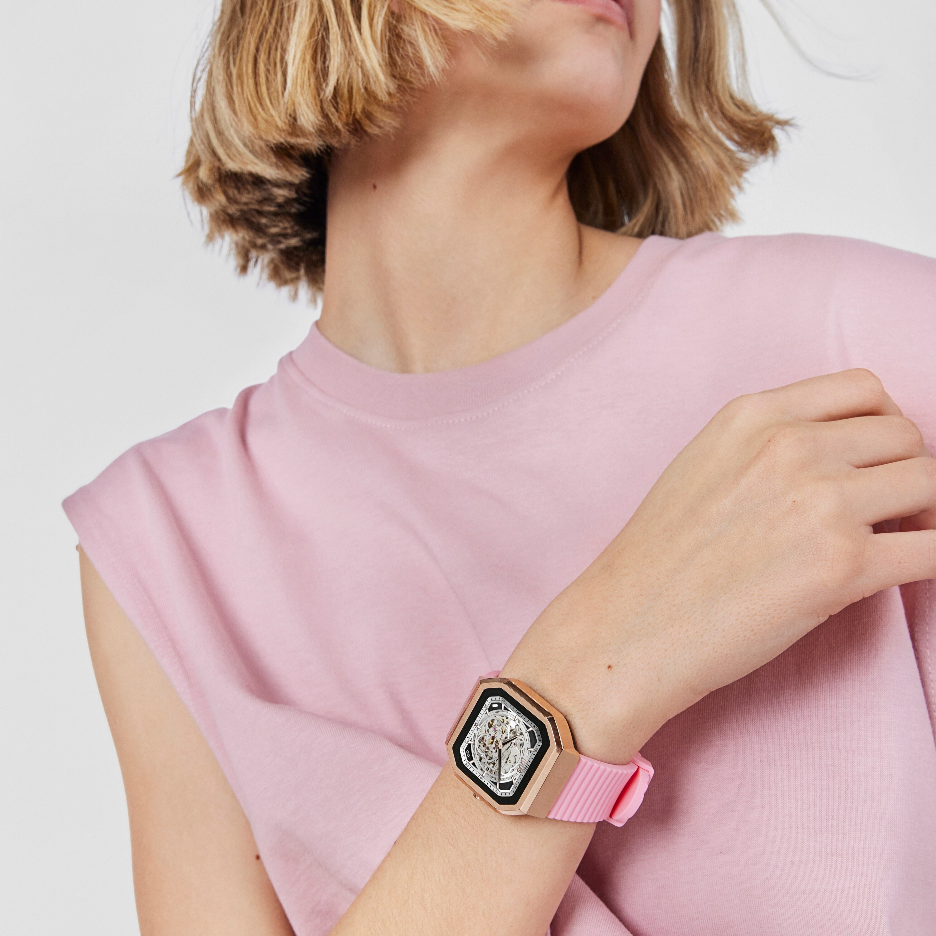 Smartwatch with nylon strap and pink silicone strap B-Connect