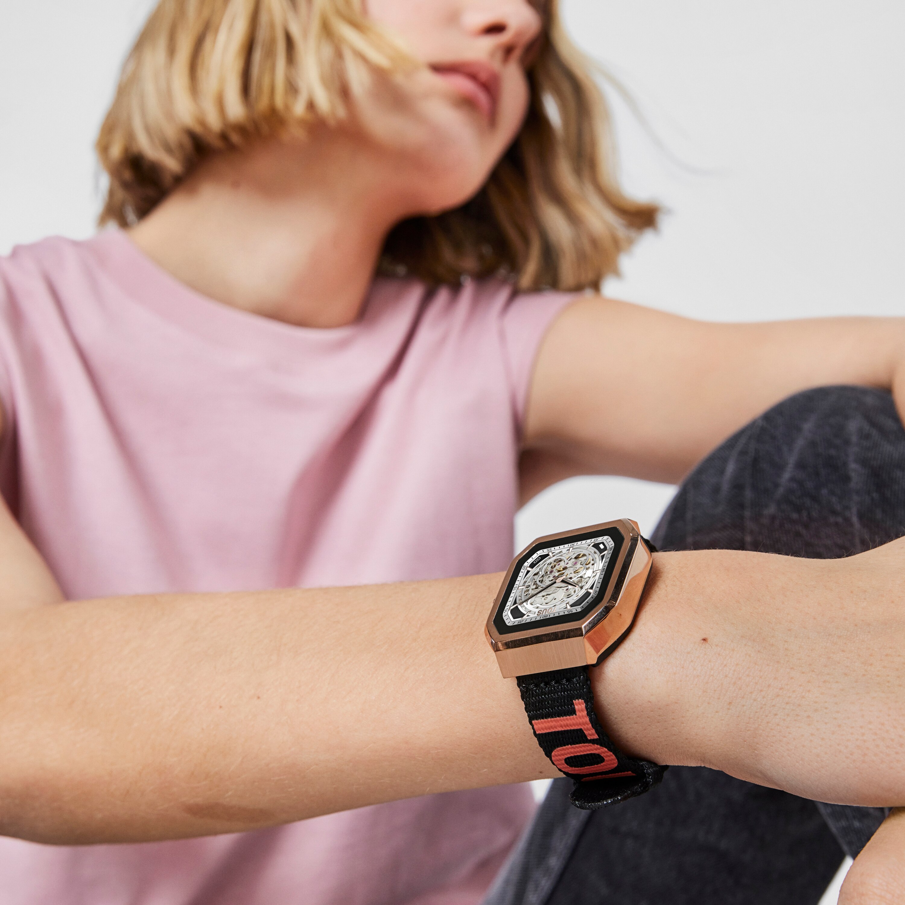 Smartwatch with nylon strap and pink silicone strap B-Connect