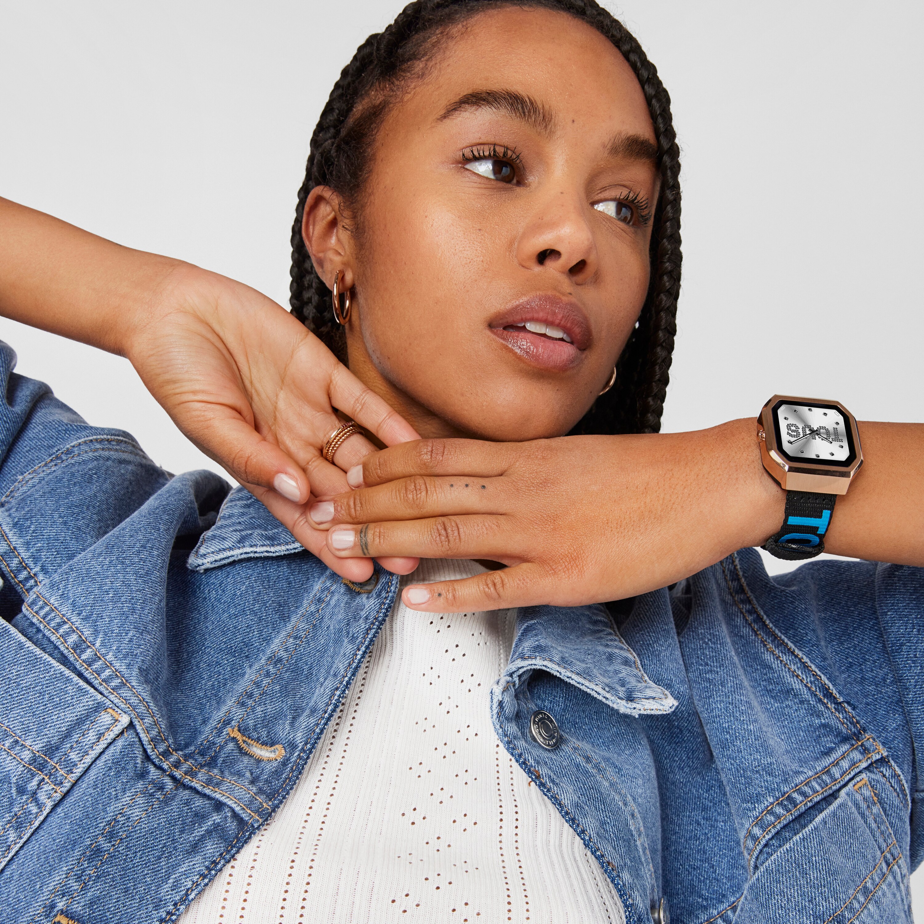 Smartwatch with nylon strap and blue silicone strap B-Connect