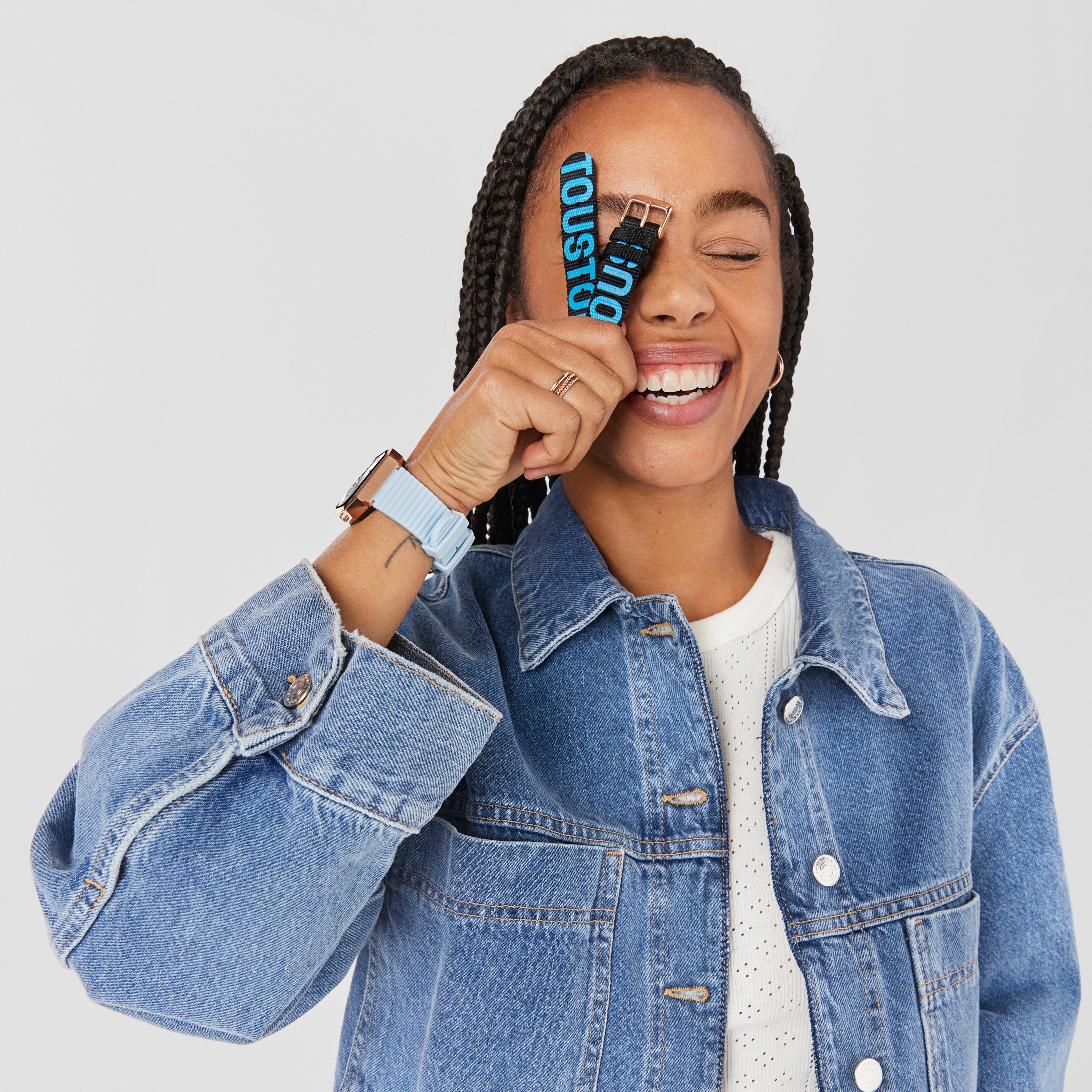 Smartwatch with nylon strap and blue silicone strap B-Connect