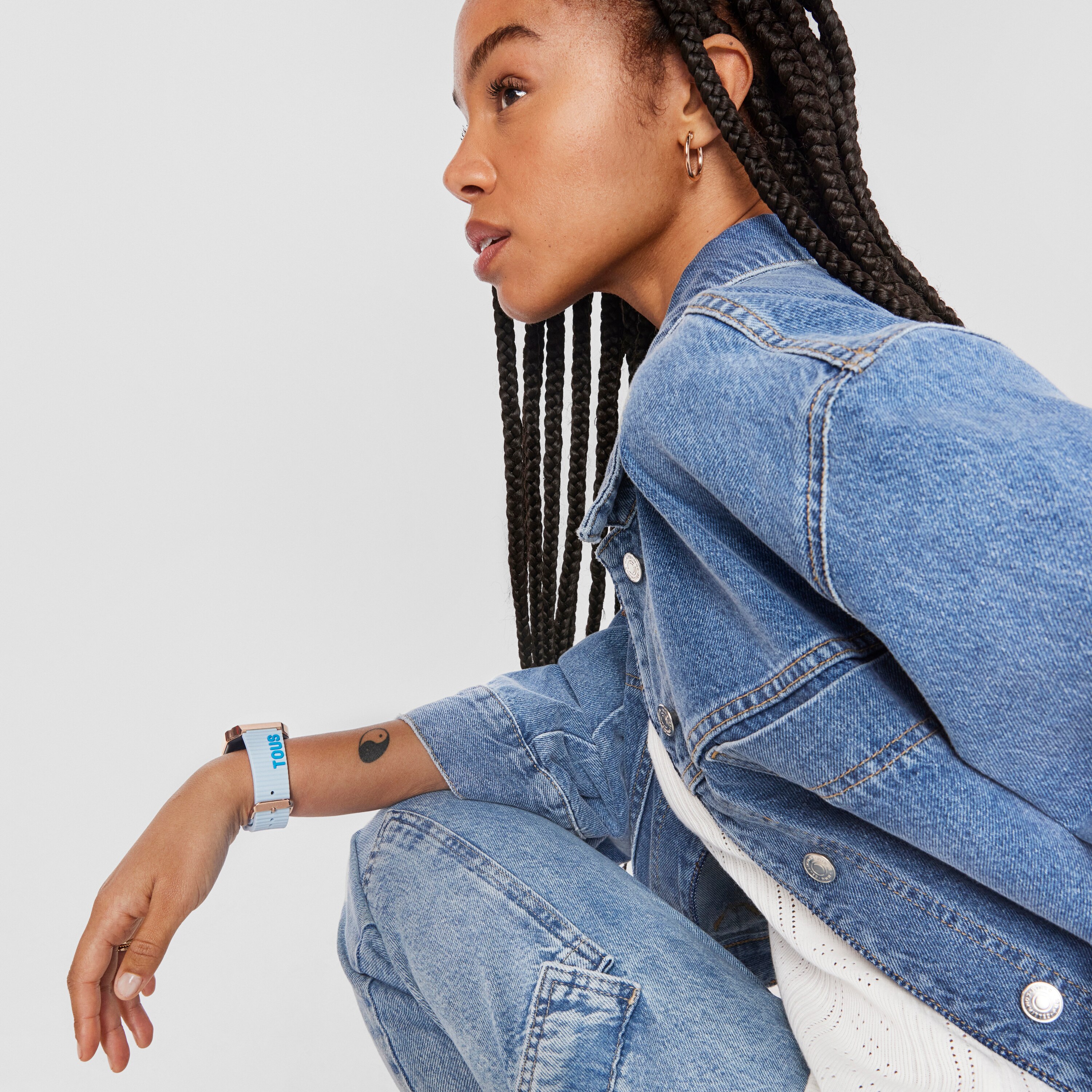 Smartwatch with nylon strap and blue silicone strap B-Connect