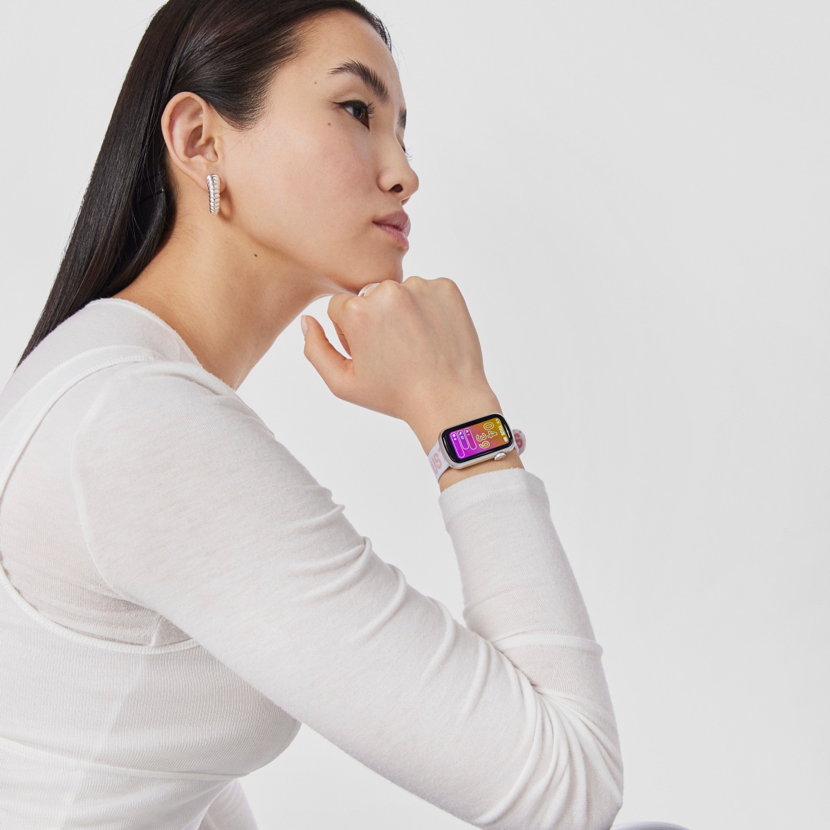 Smartwatch with nylon strap and pink silicone strap T-Band