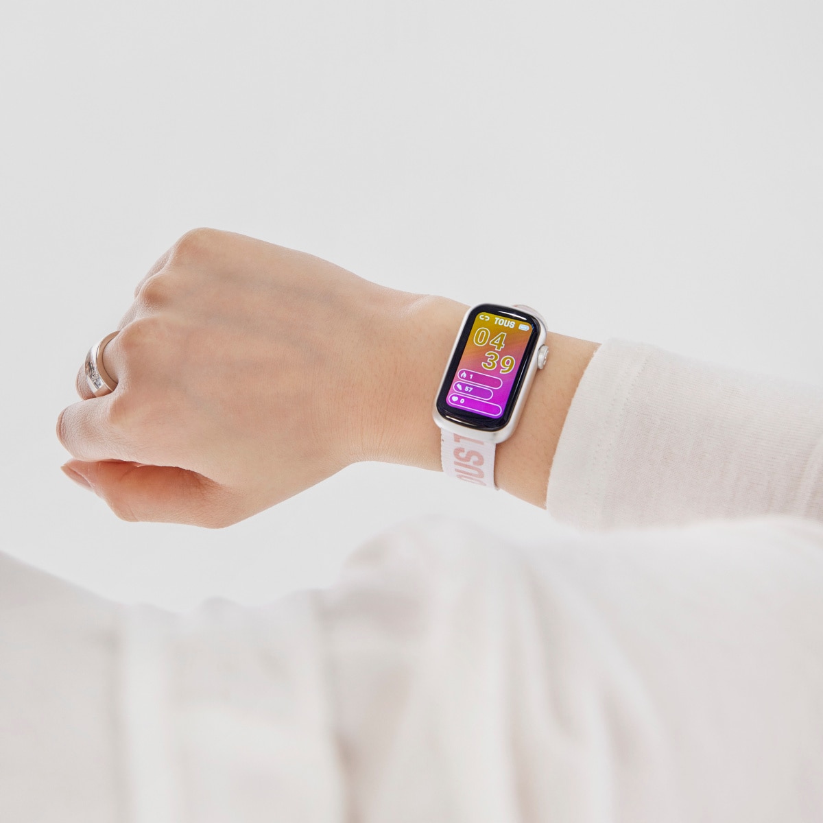 Smartwatch with nylon strap and pink silicone strap T-Band