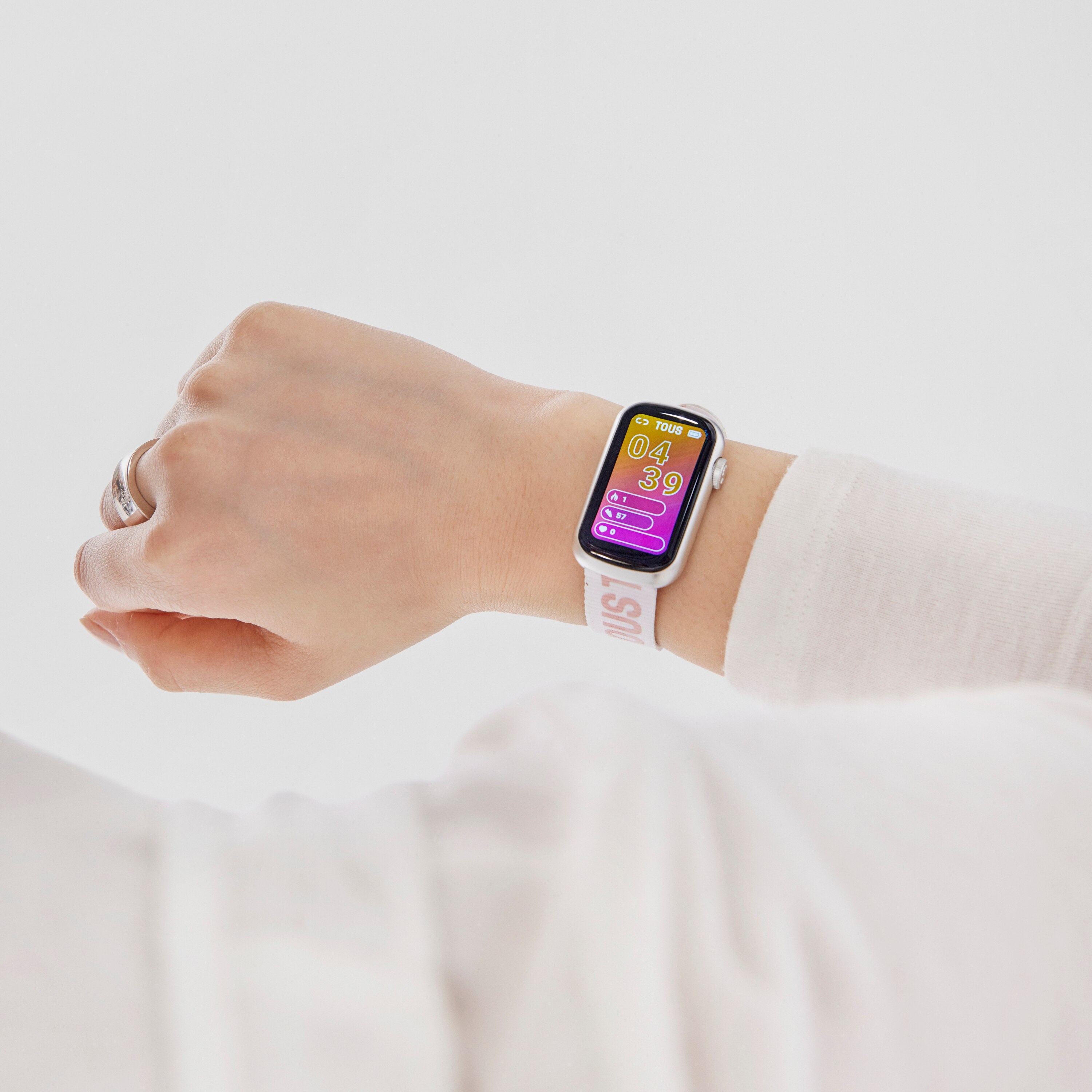 Smartwatch with nylon strap and silicone strap T-Band