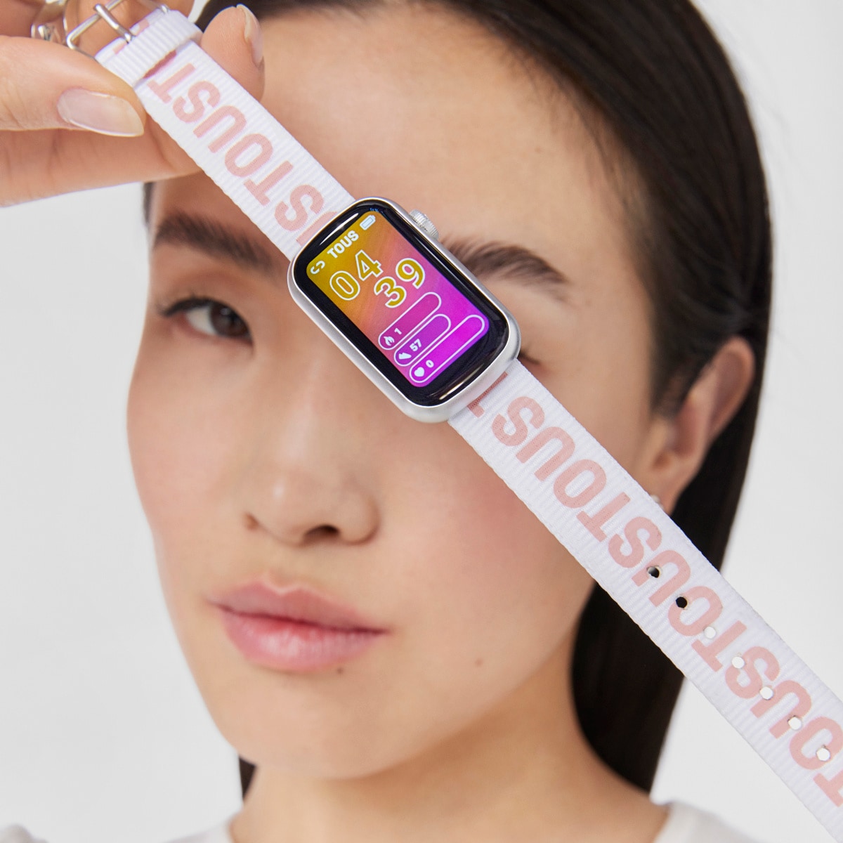 Smartwatch with nylon strap and pink silicone strap T-Band