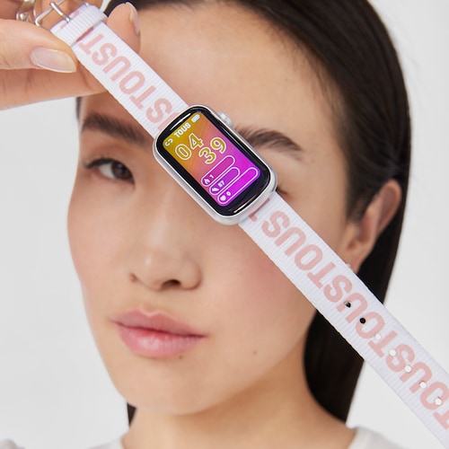 Smartwatch with nylon strap and pink silicone strap T-Band