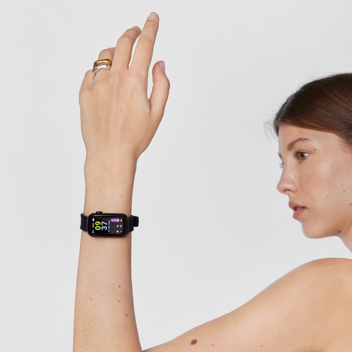 Smartwatch with nylon strap and black silicone strap T-Band
