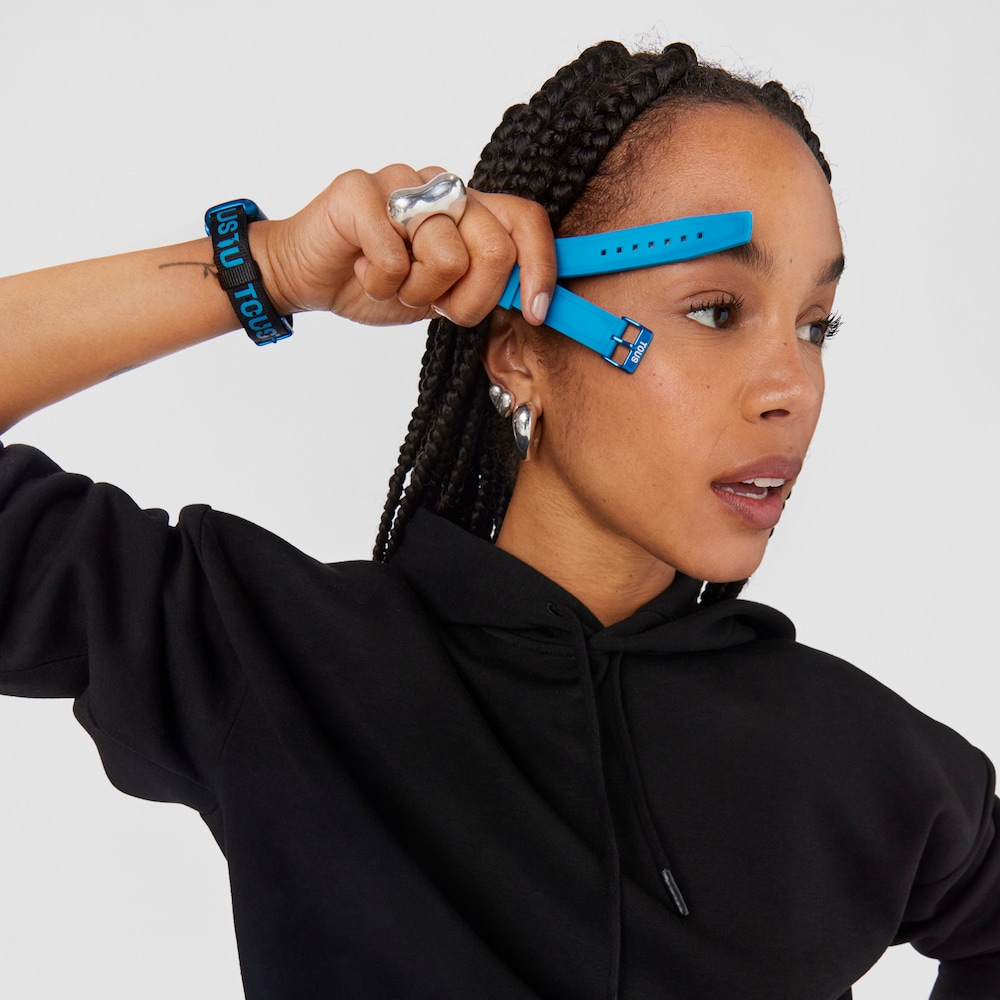 Smartwatch with nylon strap and blue silicone strap T-Band