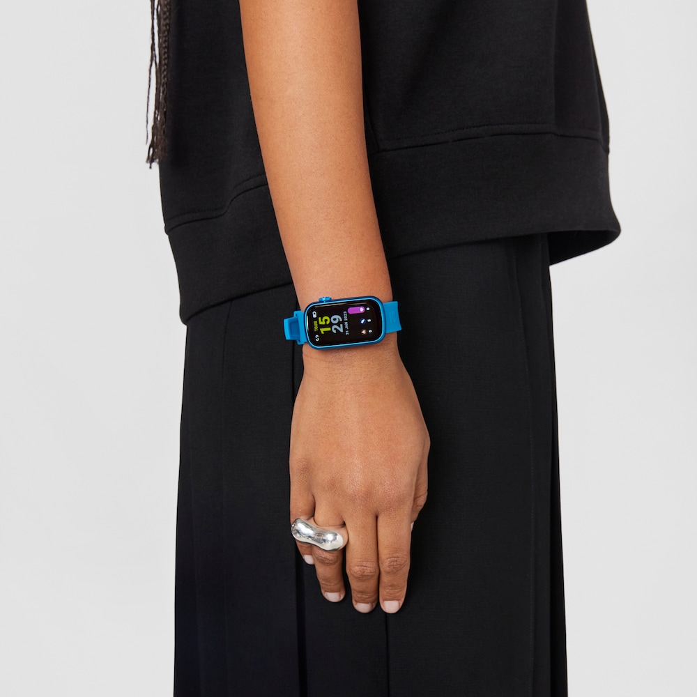 Smartwatch with nylon strap and blue silicone strap T-Band