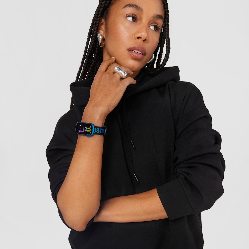 Smartwatch with nylon strap and blue silicone strap T-Band