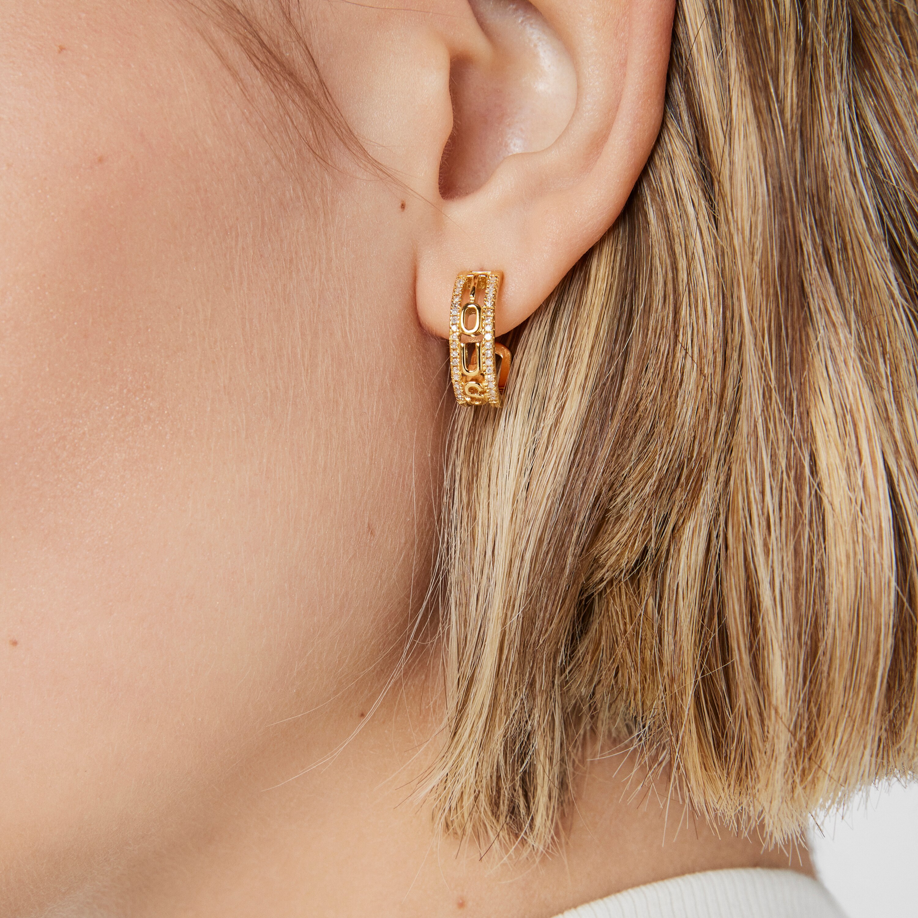 Pendientes aro con baño de oro 18 kt sobre plata y diamantes Logo