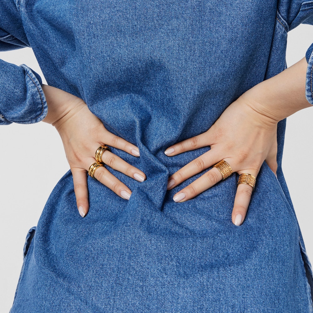 Anillo ancho con ba&ntilde;o de oro 18 kt sobre plata Logo