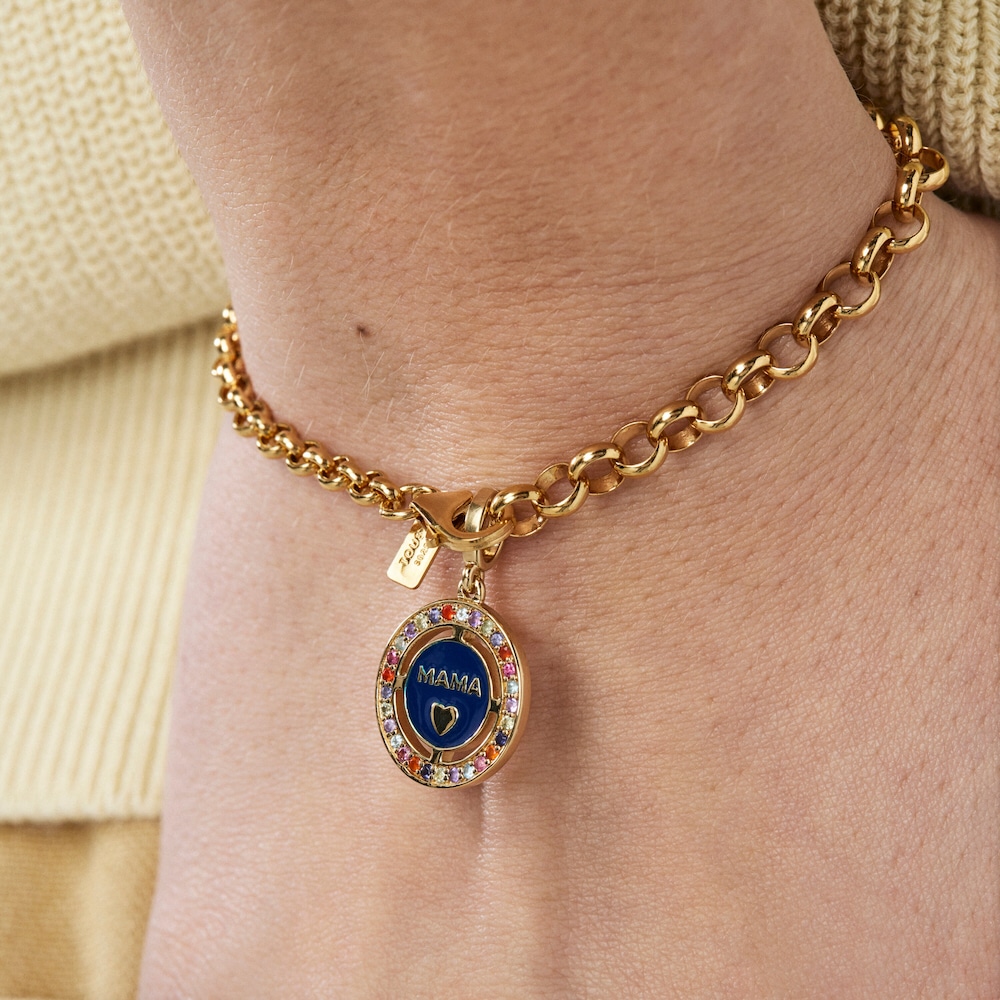 Př&iacute;věsek TOUS Crossword Mama Mama z&nbsp;pozlacen&eacute;ho stř&iacute;bra s&nbsp;drah&yacute;mi kameny a smaltem