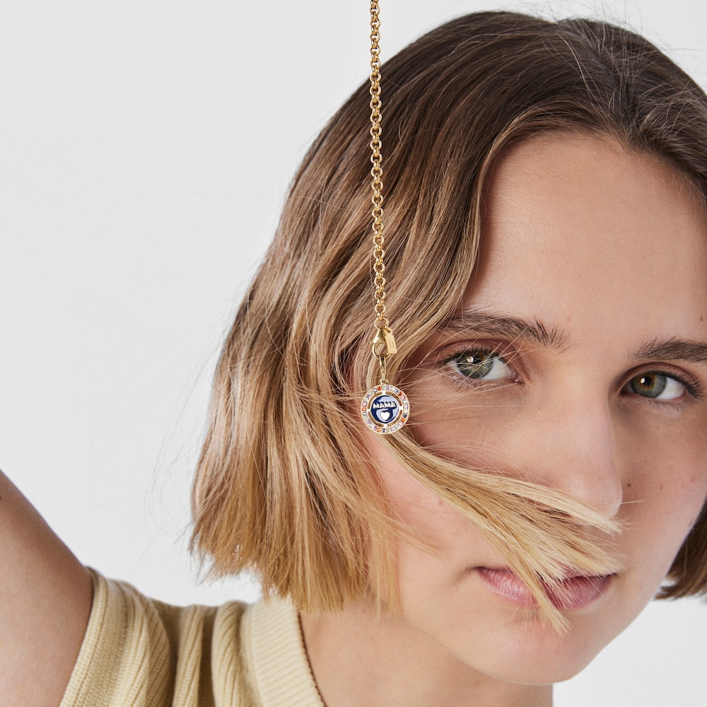 Př&iacute;věsek TOUS Crossword Mama Mama z&nbsp;pozlacen&eacute;ho stř&iacute;bra s&nbsp;drah&yacute;mi kameny a smaltem