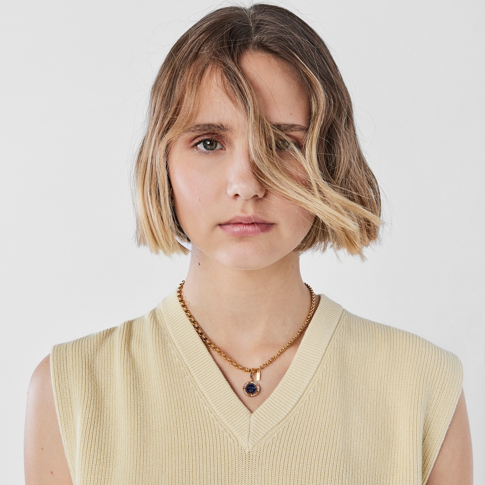 Př&iacute;věsek TOUS Crossword Mama Mama z&nbsp;pozlacen&eacute;ho stř&iacute;bra s&nbsp;drah&yacute;mi kameny a smaltem