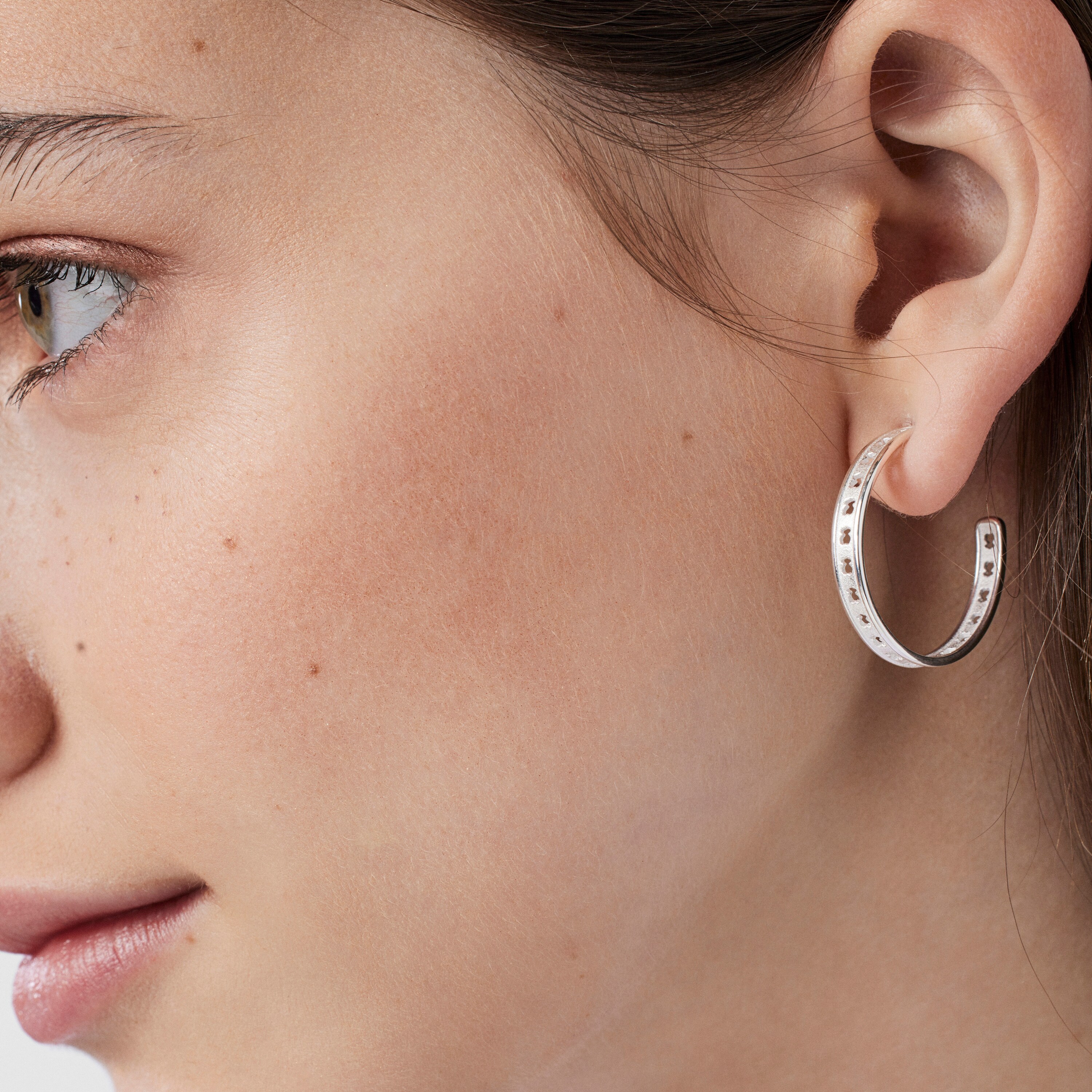 Pendientes aro de plata con silueta de oso TOUS Bear Row
