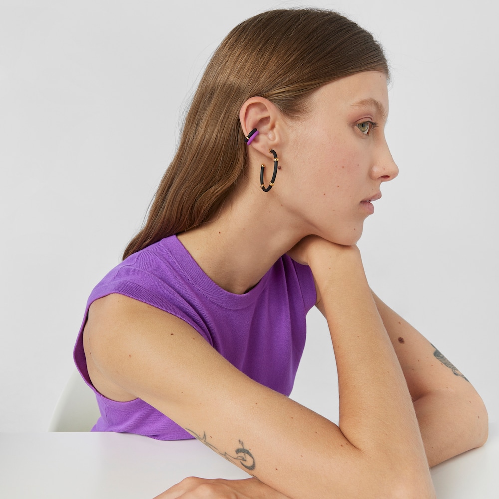 Brincos aro Beach Caucho na cor preta e prata vermeil