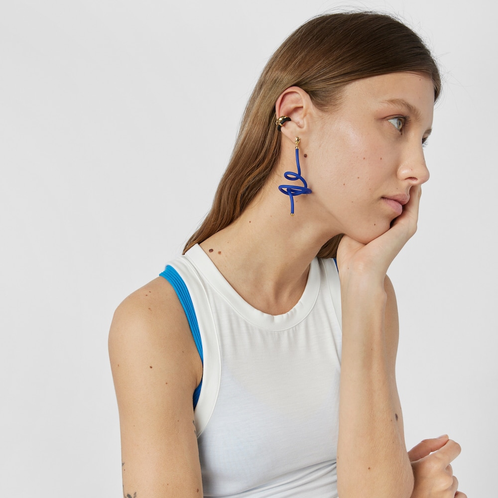 Pendiente suelto de color azul oso espiral con ba&ntilde;o de oro 18 kt sobre plata TOUS Beach Caucho