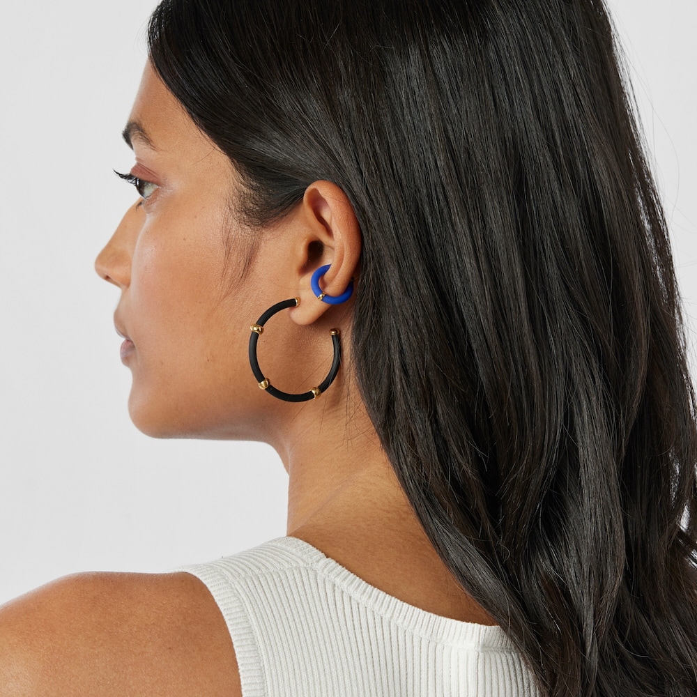 Earcuff de color azul con ba&ntilde;o de oro 18 kt sobre plata TOUS Beach Caucho