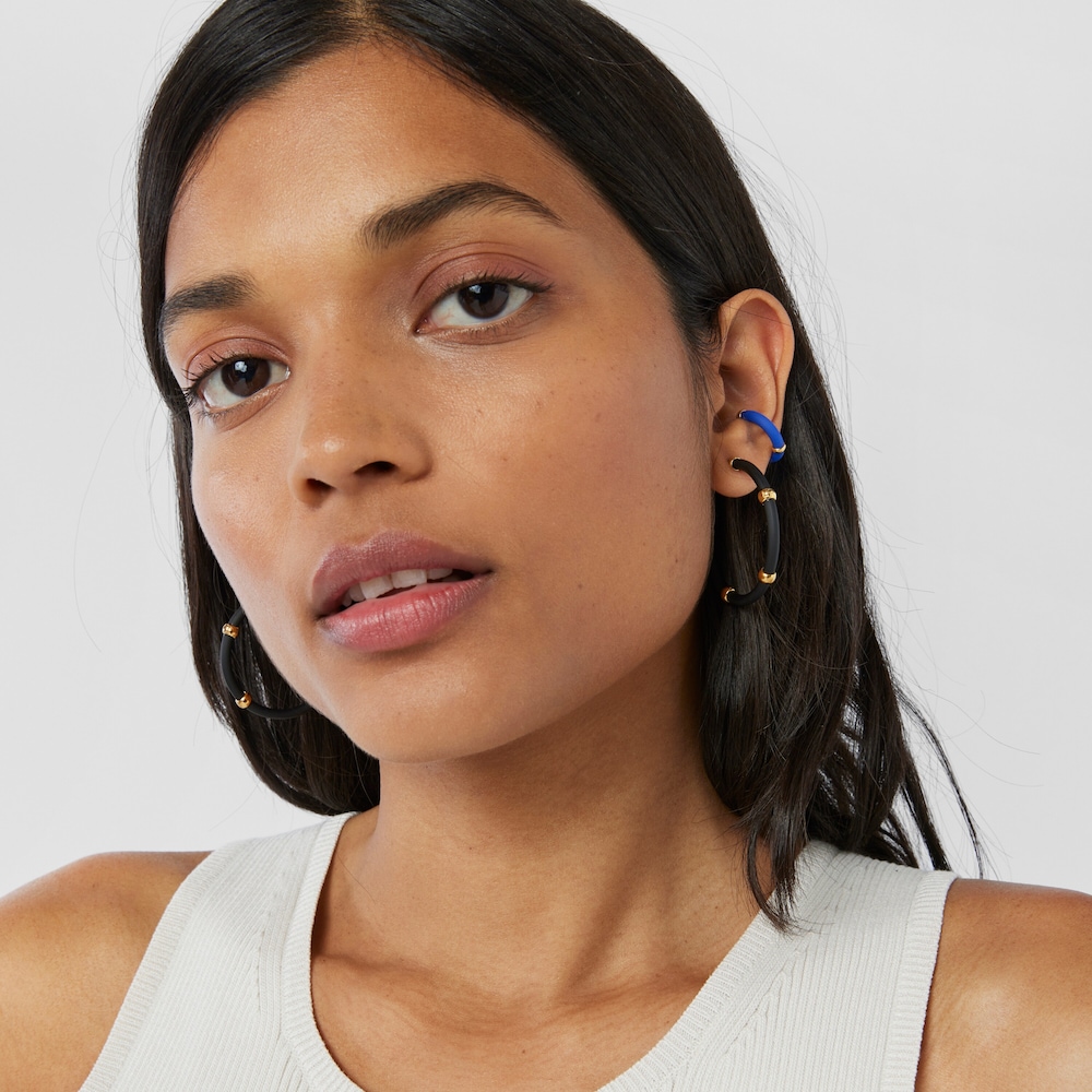 Earcuff de color azul con ba&ntilde;o de oro 18 kt sobre plata TOUS Beach Caucho