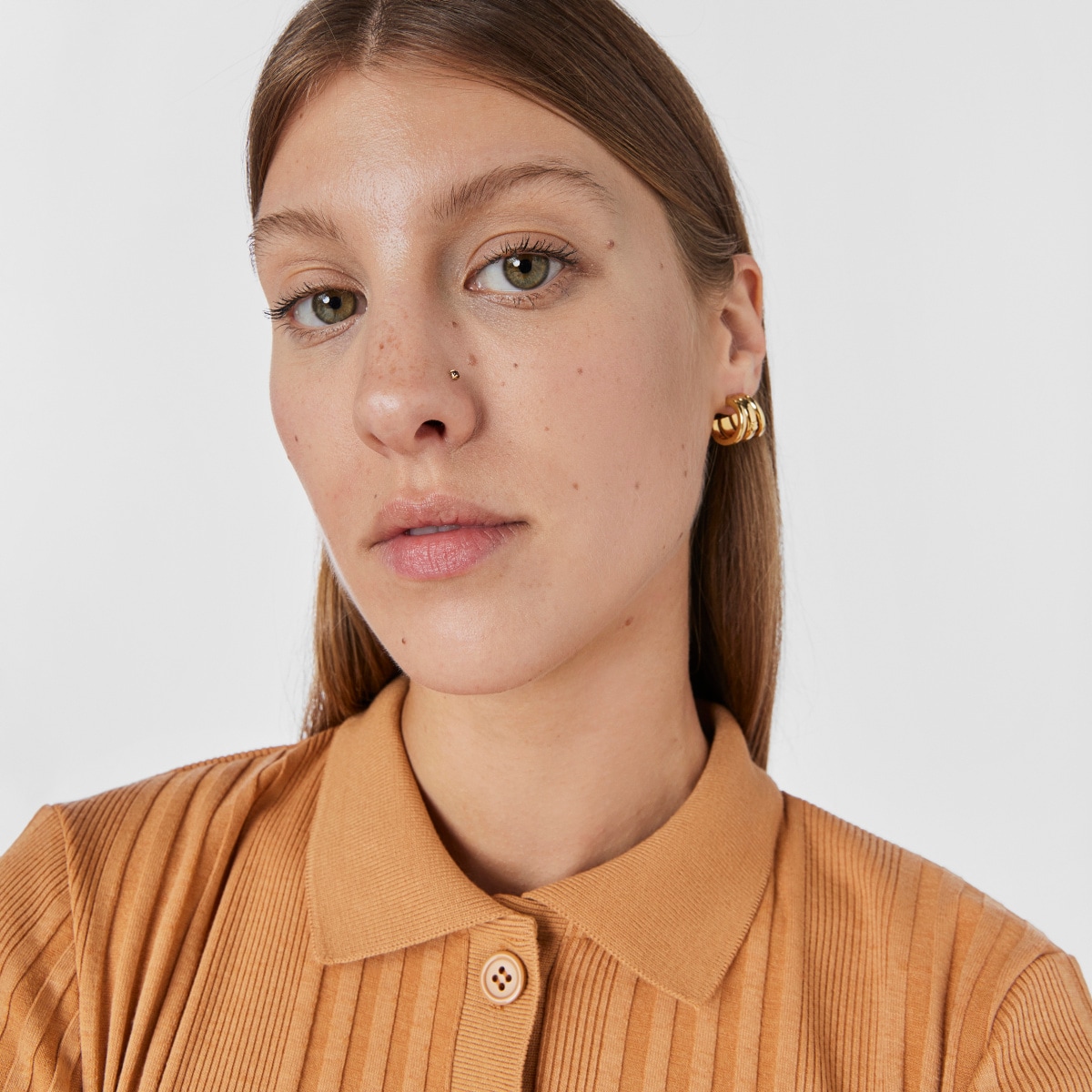 Gold-colored IP steel and garnet St Tropez Nose piercing