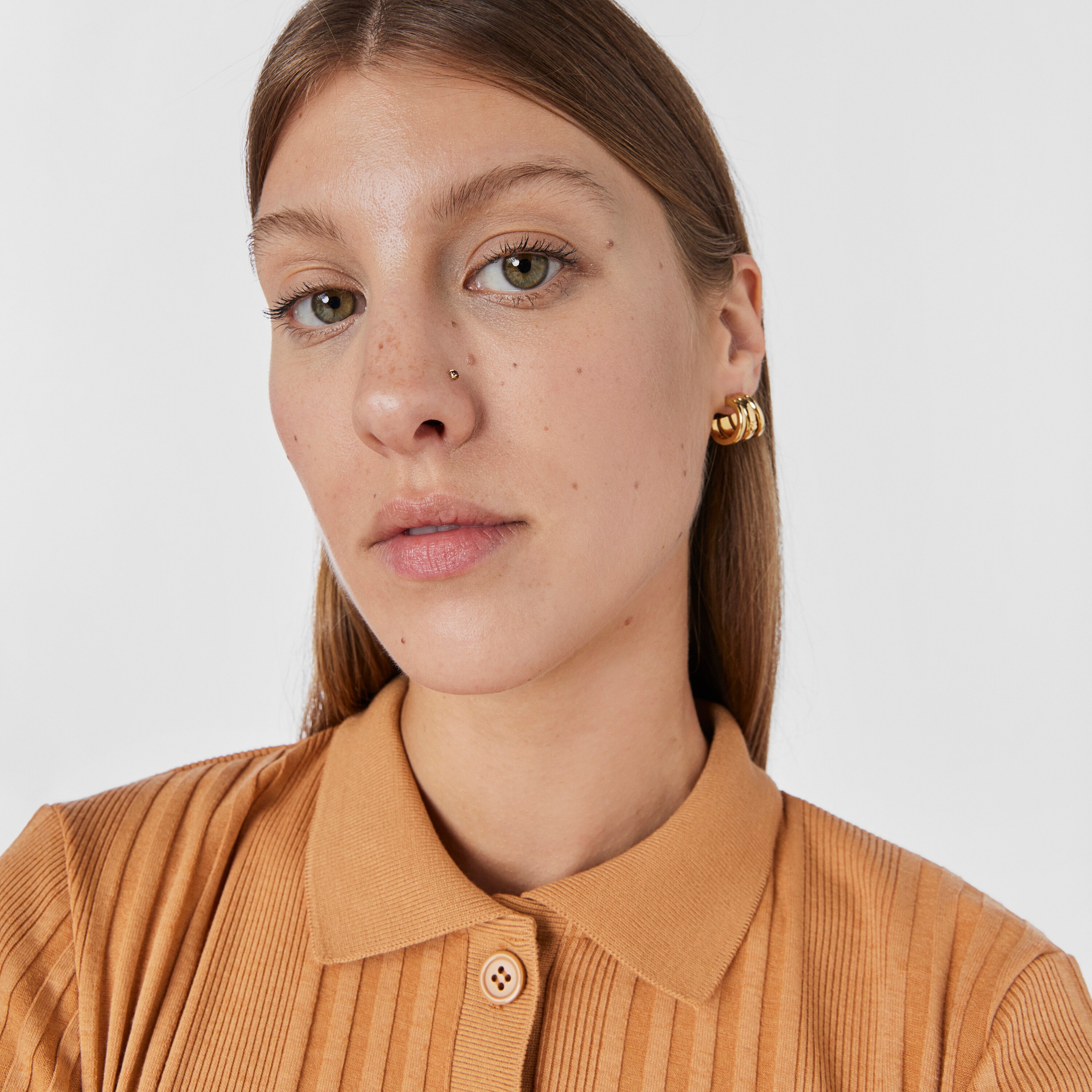 Gold-colored IP steel and garnet Beach Nose piercing