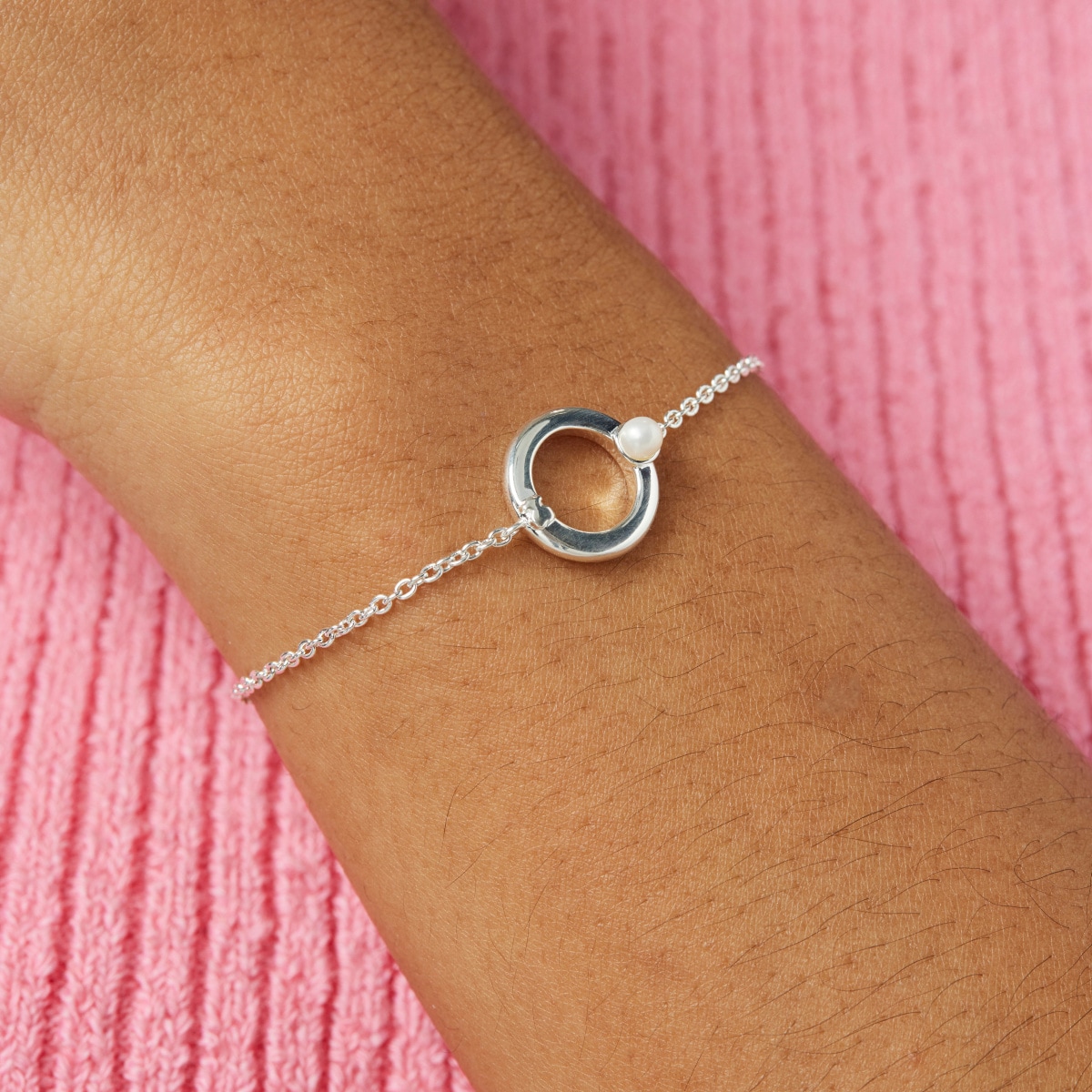 Pulsera de plata con una perla y oso TOUS Fellow
