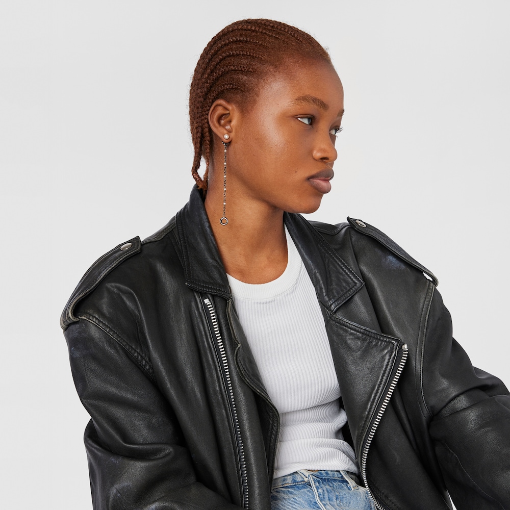 Brincos para Airpods Virtual&nbsp;Garden em prata dark silver e p&eacute;rolas cultivadas