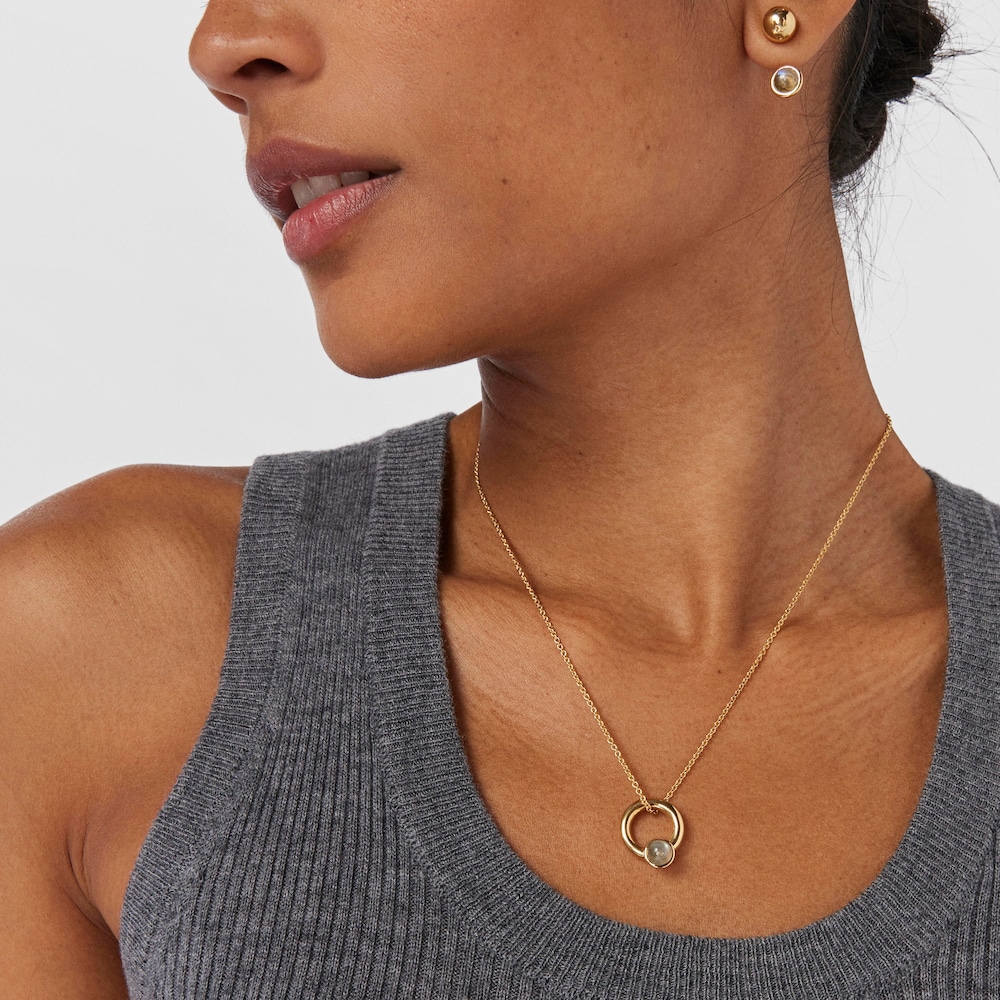 N&aacute;hrdeln&iacute;k Plump s&nbsp;př&iacute;věskem ve tvaru prstenu z&nbsp;pozlacen&eacute;ho stř&iacute;bra s&nbsp;labradoritem