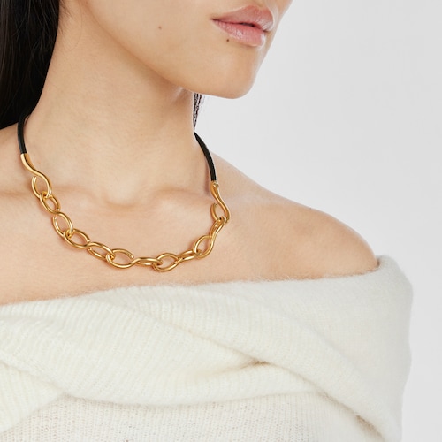 Collar con baño de oro 18 kt sobre plata y cuero Bent