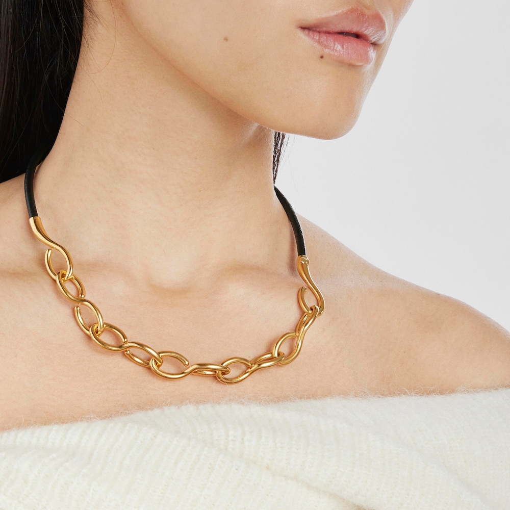 Collar con ba&ntilde;o de oro 18 kt sobre plata y cuero Bent