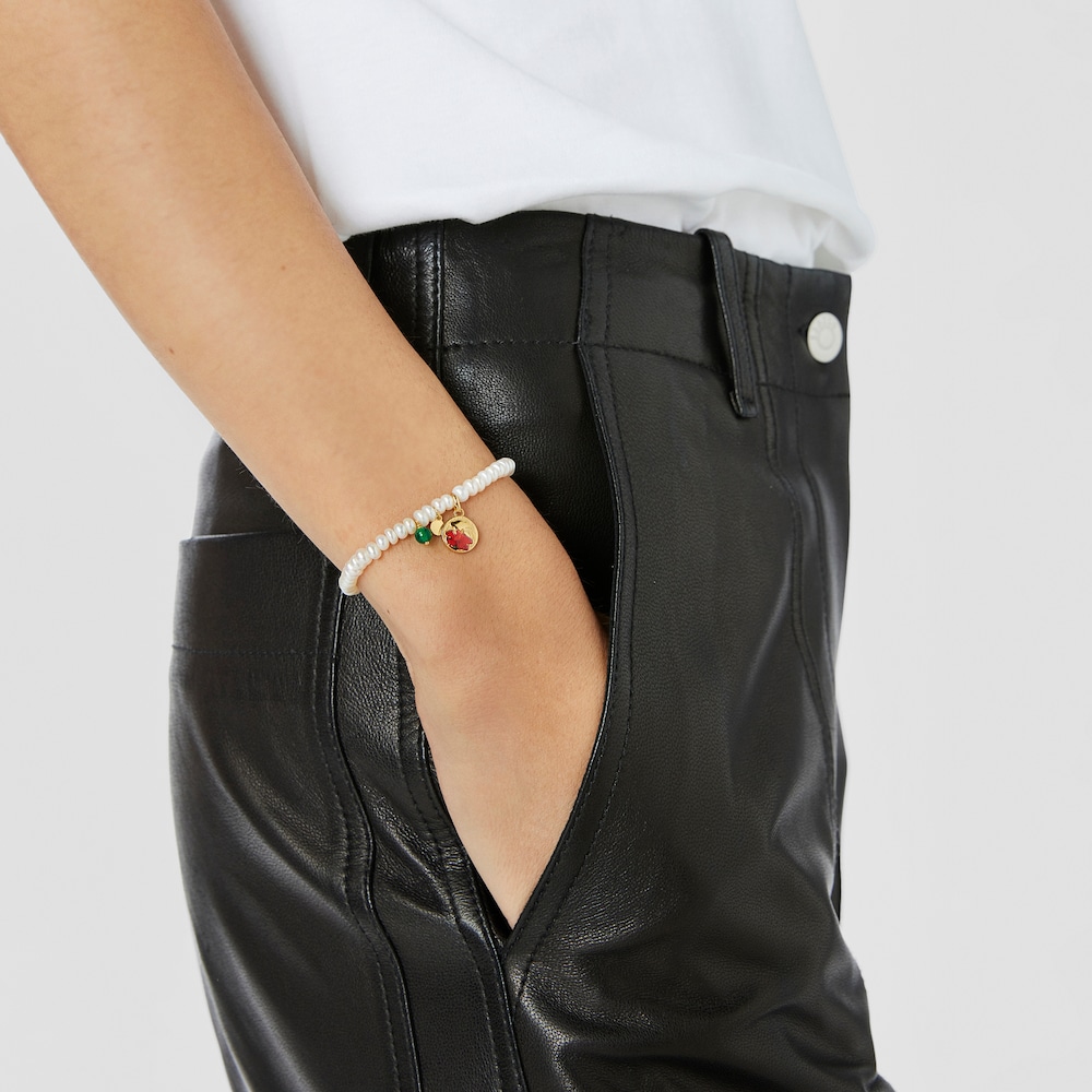 Pulsera el&aacute;stica de perlas cultivadas y motivo con ba&ntilde;o de oro 18 kt sobre plata y oso y flor Maga