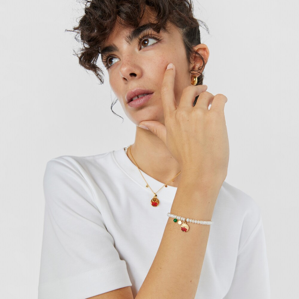 Pulsera el&aacute;stica de perlas cultivadas y motivo con ba&ntilde;o de oro 18 kt sobre plata y oso y flor Maga