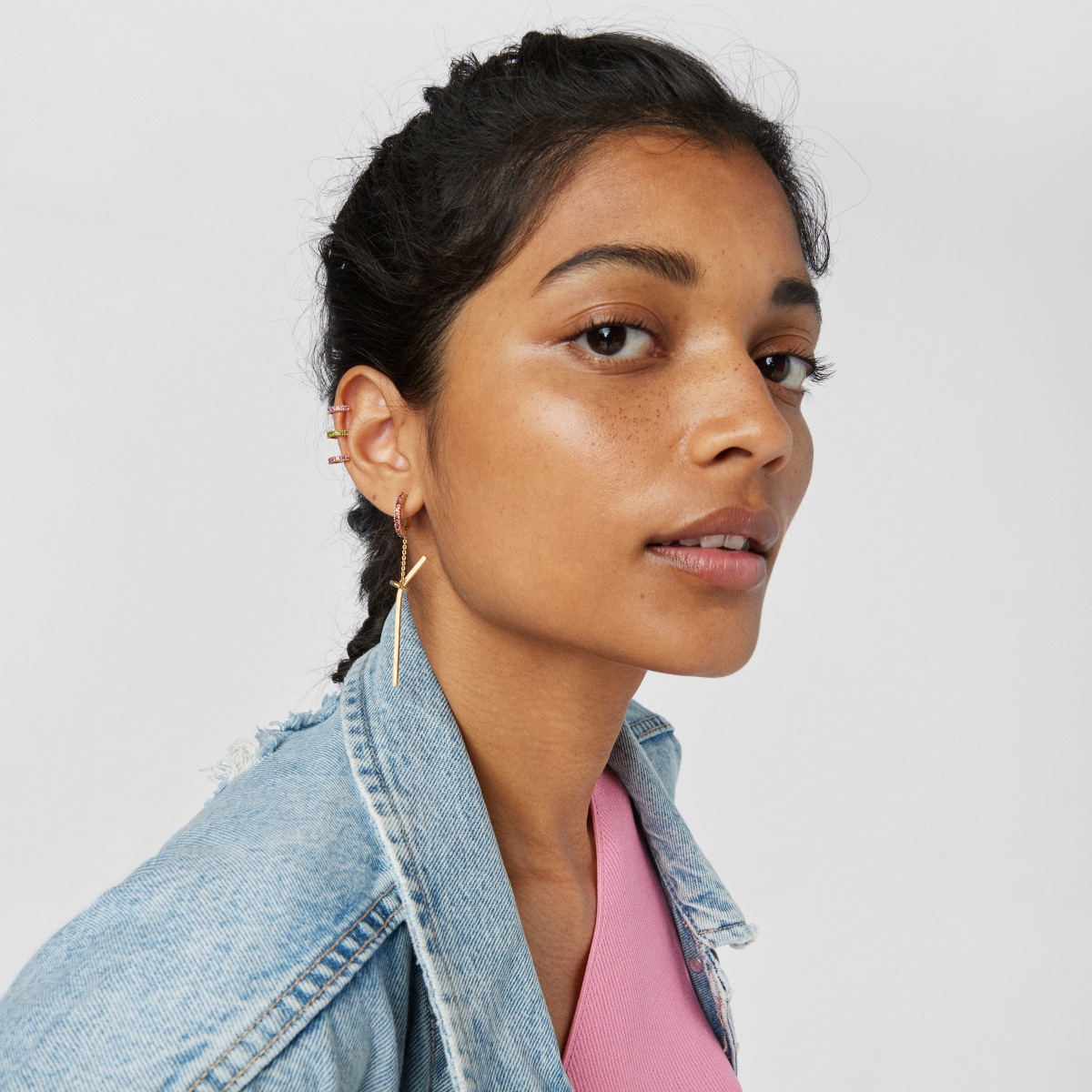 Earcuff triple con baño de oro 18 kt sobre plata y rodolitas, cromodiópsido y gemas TOUS Straight