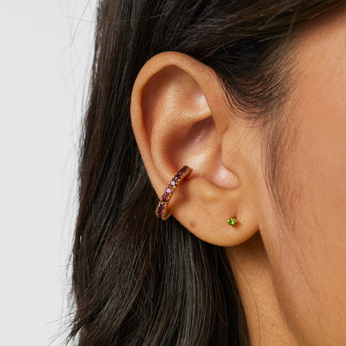 Earcuff con baño de oro 18 kt sobre plata y rodolitas TOUS Straight