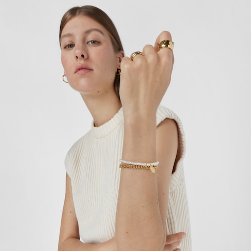 Pulsera el&aacute;stica de perlas cultivadas y plata con ba&ntilde;o de oro 18 kt sobre plata Virgen de Guadalupe Devoci&oacute;n