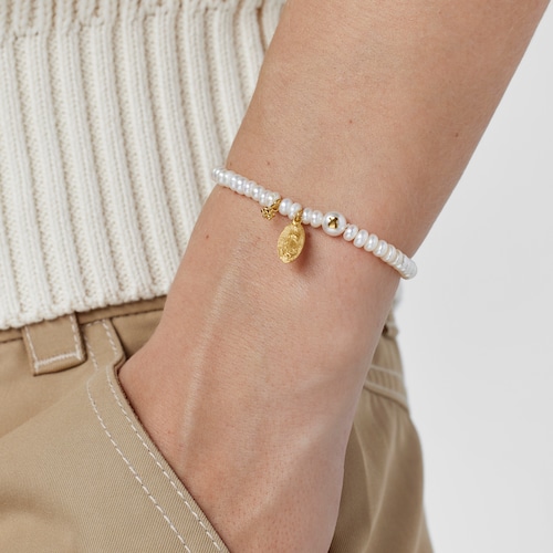 Pulsera el&aacute;stica de perlas cultivadas y plata con ba&ntilde;o de oro 18 kt sobre plata Virgen de Guadalupe Devoci&oacute;n