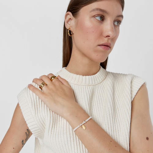 Pulsera el&aacute;stica de perlas cultivadas y plata con ba&ntilde;o de oro 18 kt sobre plata Virgen de Guadalupe Devoci&oacute;n