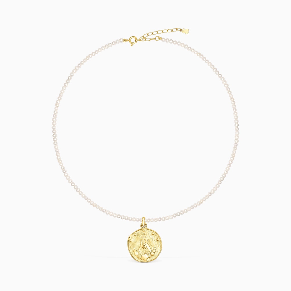 Collar de perlas cultivadas y medalla con ba&ntilde;o de oro 18 kt sobre plata Virgen de Guadalupe Devoci&oacute;n