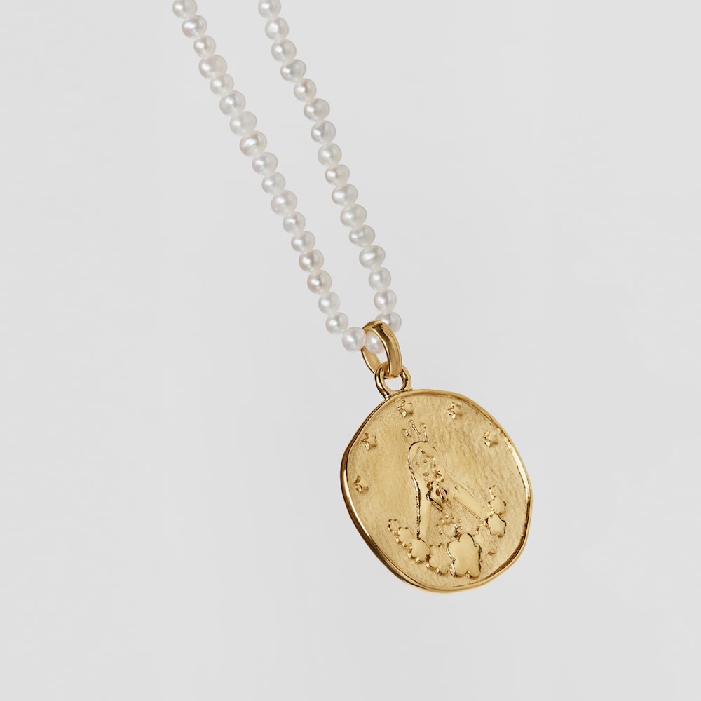 Collar de perlas cultivadas y medalla con ba&ntilde;o de oro 18 kt sobre plata Virgen de Guadalupe Devoci&oacute;n