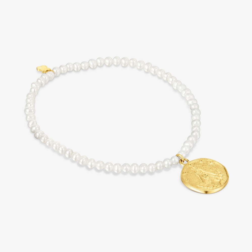 Pulsera el&aacute;stica de perlas cultivadas y medalla con ba&ntilde;o de oro 18 kt sobre plata Virgen de Guadalupe Devoci&oacute;n
