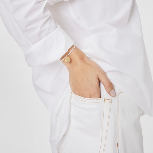 Pulsera elástica de perlas cultivadas y medalla con baño de oro 18 kt sobre plata Virgen de Guadalupe Devoción