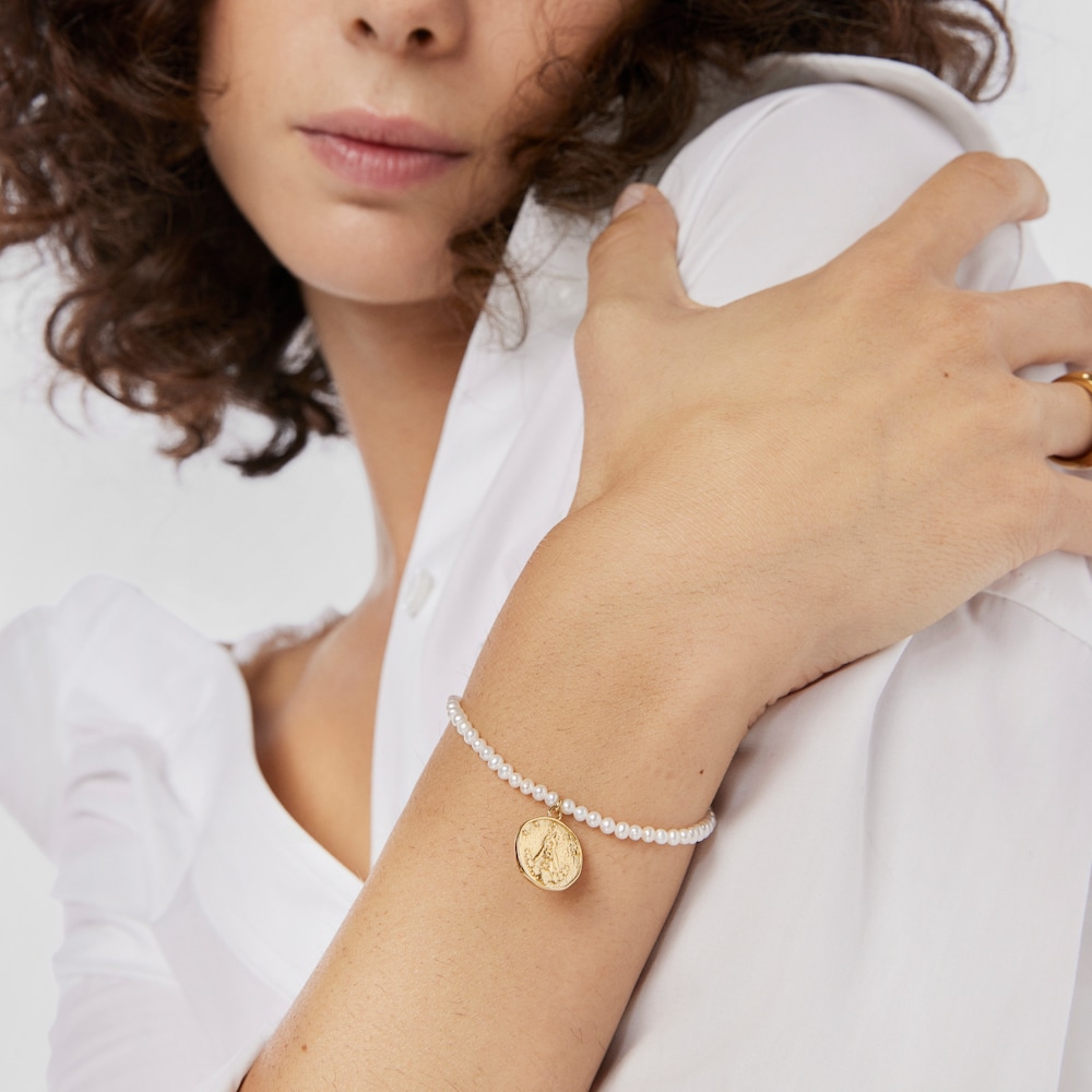 Pulsera el&aacute;stica de perlas cultivadas y medalla con ba&ntilde;o de oro 18 kt sobre plata Virgen de Guadalupe Devoci&oacute;n