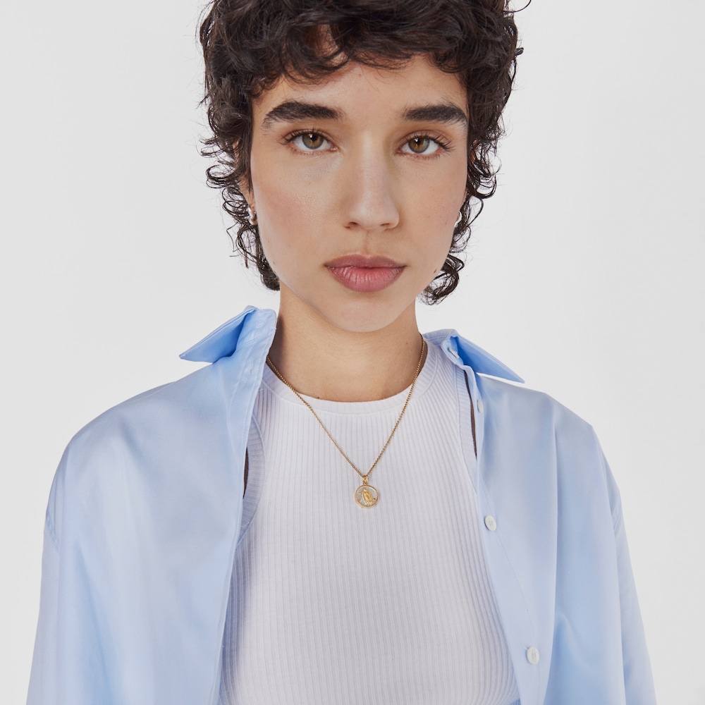 Medalla peque&ntilde;a con ba&ntilde;o de oro 18 kt sobre plata y n&aacute;car Virgen de Guadalupe Devoci&oacute;n