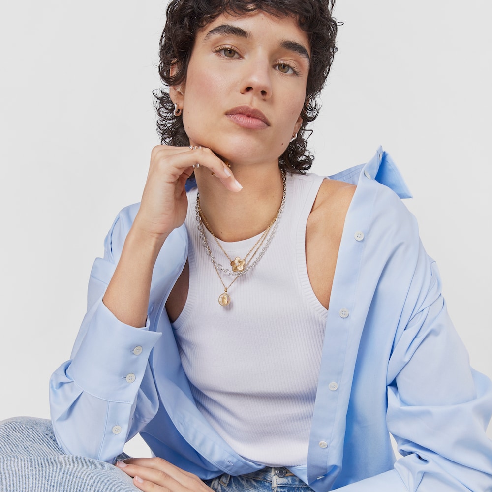 Medalla peque&ntilde;a con ba&ntilde;o de oro 18 kt sobre plata y n&aacute;car Virgen de Guadalupe Devoci&oacute;n