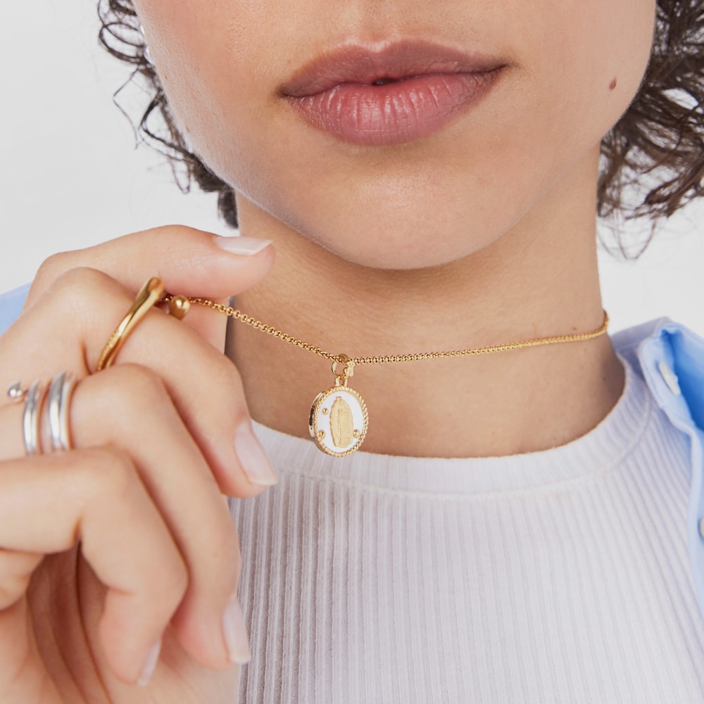 Medalla peque&ntilde;a con ba&ntilde;o de oro 18 kt sobre plata y n&aacute;car Virgen de Guadalupe Devoci&oacute;n