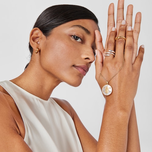 Medalla con ba&ntilde;o de oro 18 kt sobre plata y n&aacute;car Virgen de Guadalupe Devoci&oacute;n