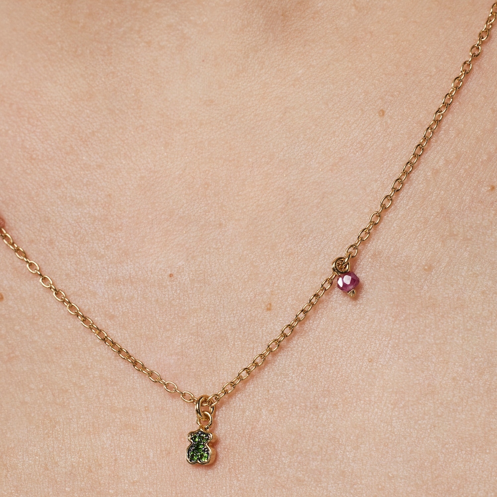 N&aacute;hrdeln&iacute;k TOUS New Motif z&nbsp;pozlacen&eacute;ho stř&iacute;bra s&nbsp;medv&iacute;dkem z&nbsp;chromdiopsidu